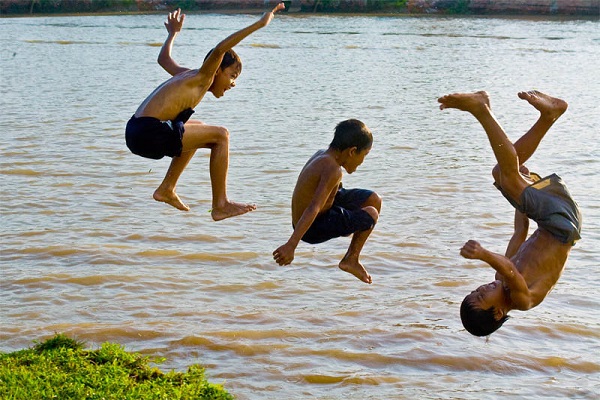 Mơ thấy tắm sông – Giải mộng chiêm bao thấy tắm sông là điềm báo gì?